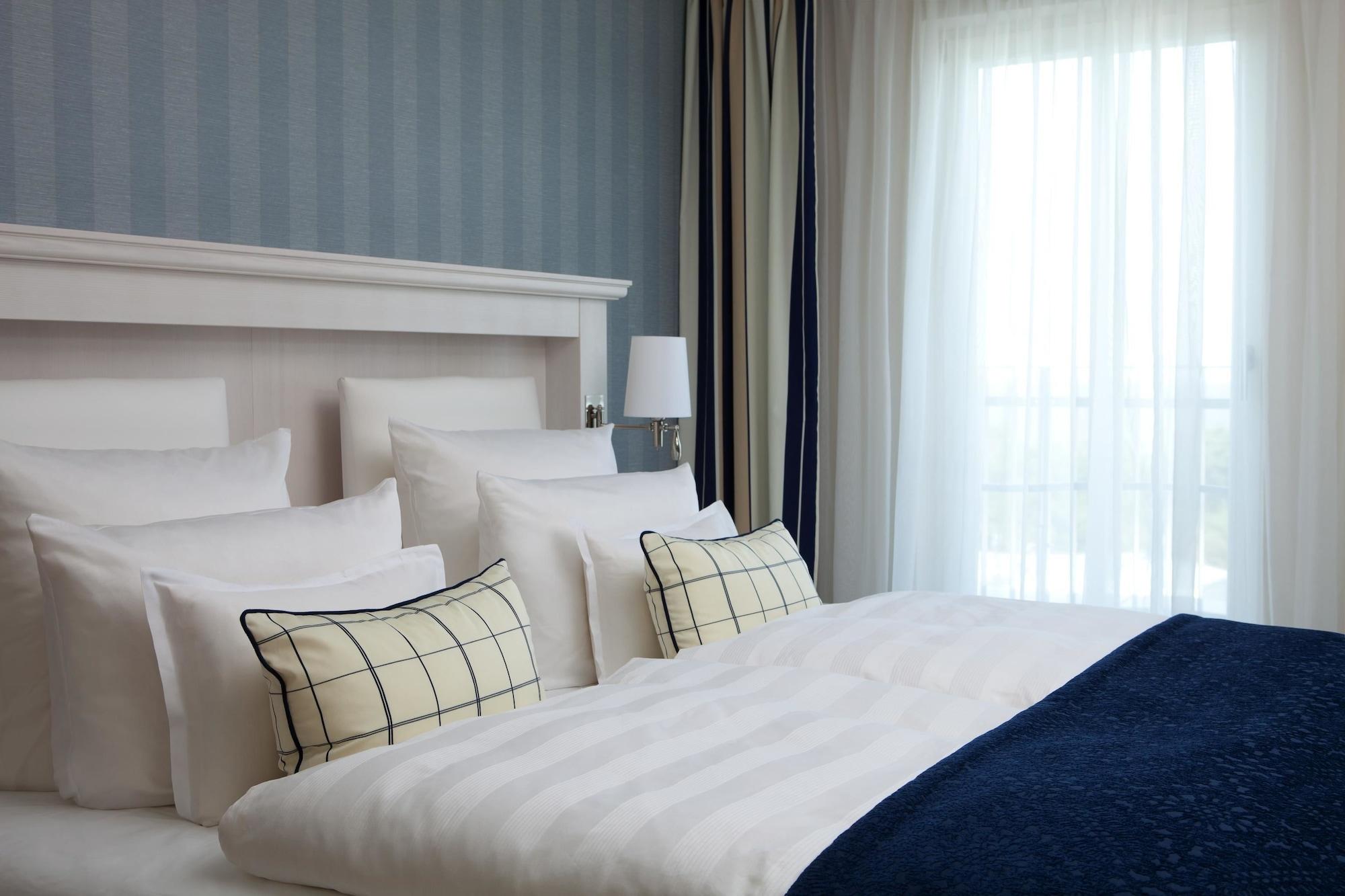 Steigenberger Grandhotel & Spa Heringsdorf Eksteriør bilde A bed with a bed runner