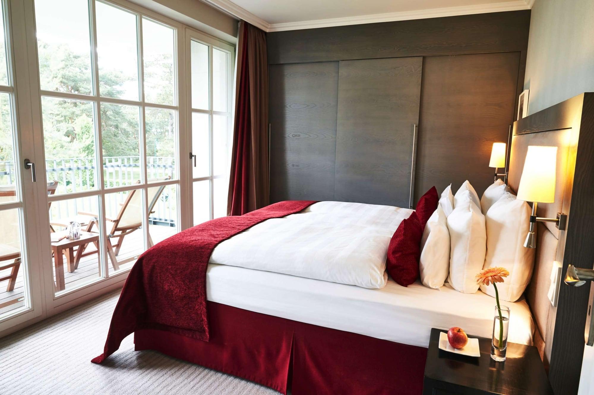 Steigenberger Grandhotel & Spa Heringsdorf Eksteriør bilde A bed with a bed skirt