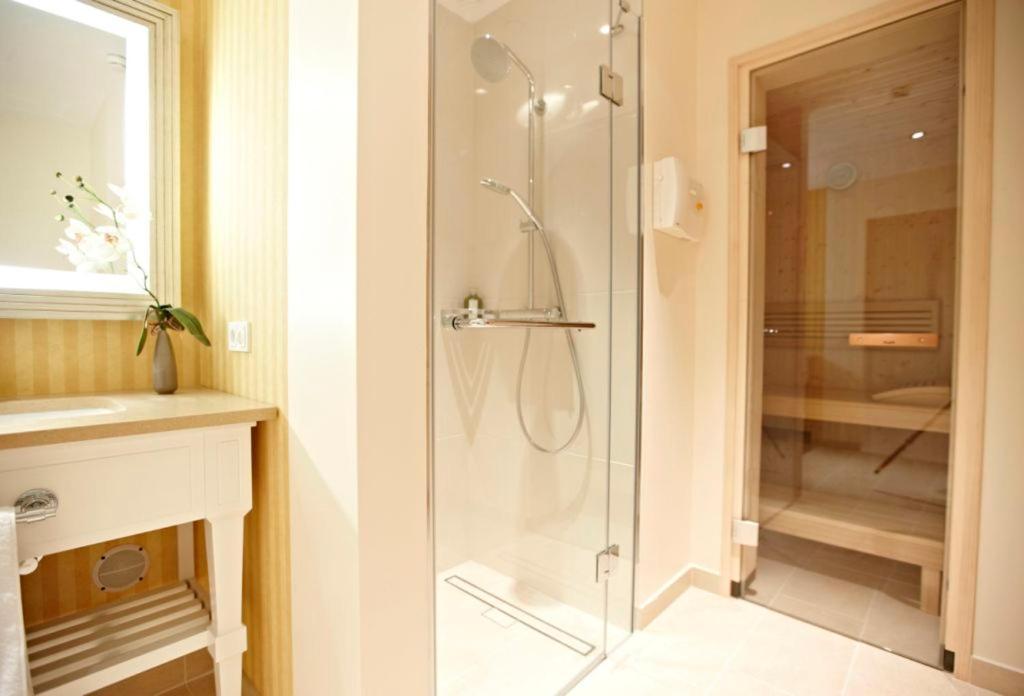 Steigenberger Grandhotel & Spa Heringsdorf Eksteriør bilde A shower enclosure