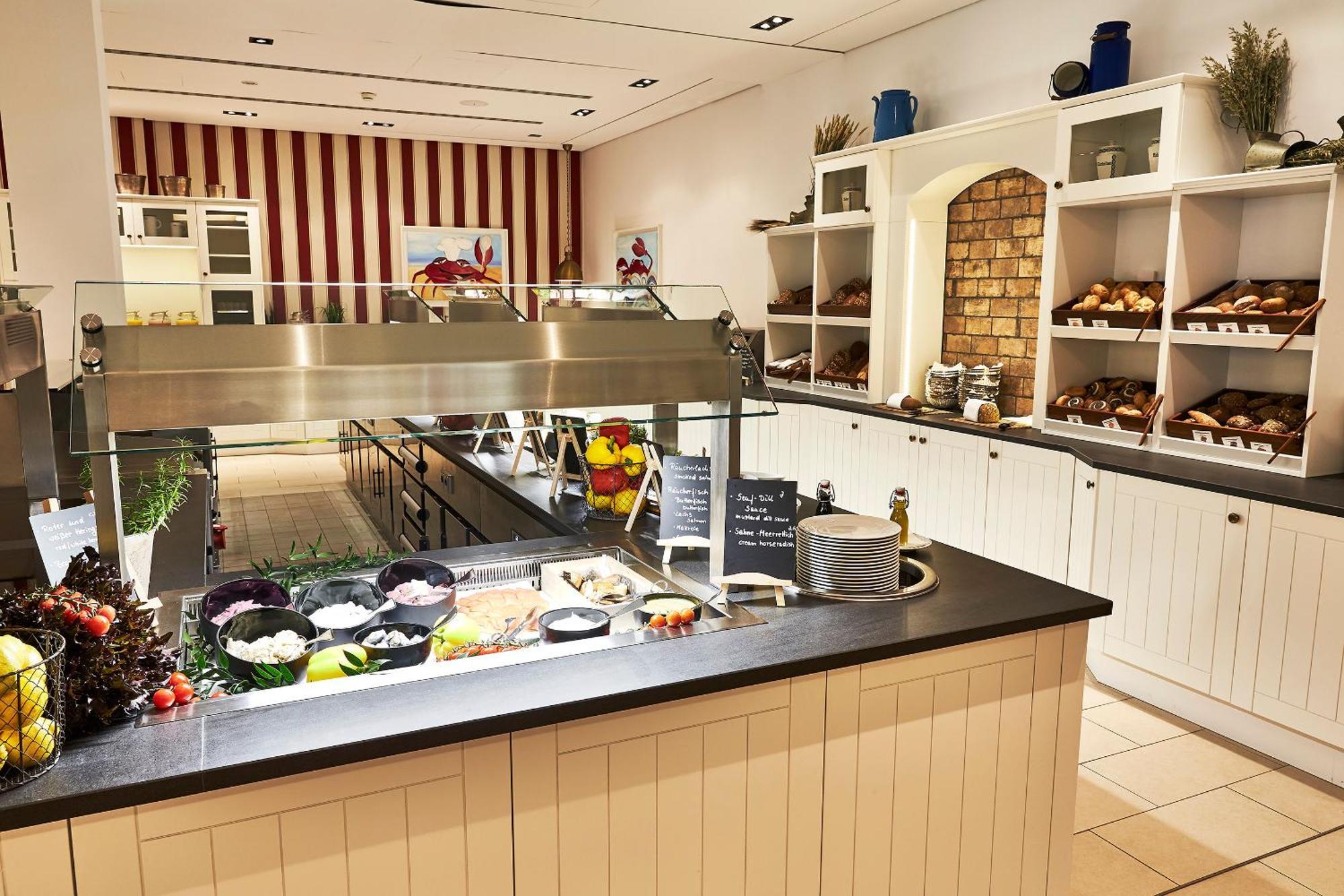 Steigenberger Grandhotel & Spa Heringsdorf Eksteriør bilde A buffet at a hotel